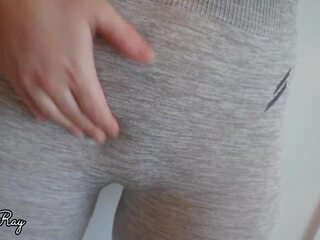 Cumming uz viņai apakšbiksītes un joga bikses vilkt viņiem augšup: pieaugušais video b1