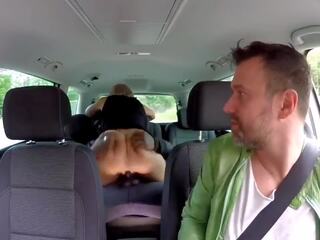 Cuckolded في ال سيارة بي بي سي الملاعين أبيض زوجة في ال. | xhamster