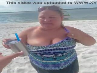 Slutty lielas skaistas sievietes duca sieva flashes viņai liels bumbulīši par a publisks pludmale