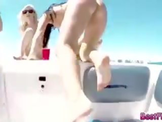 Hardcore cochon vidéo action sur une yacht avec ces riche kids